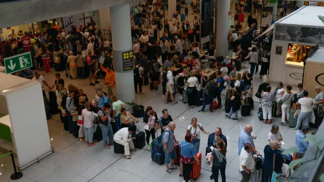 Lee más sobre el artículo Pistas inundadas, impresionantes goteras y 100 vuelos afectados… El aeropuerto de Palma paralizado ante las fuertes lluviasViajes Desde Madrid