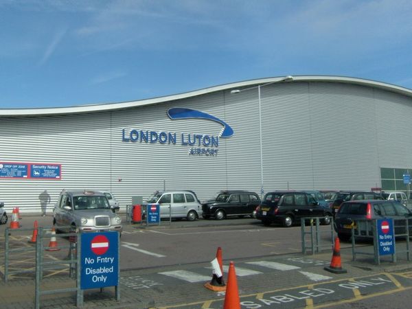 En este momento estás viendo Un gran incendio obliga a suspender todos los vuelos en el aeropuerto londinense de Luton