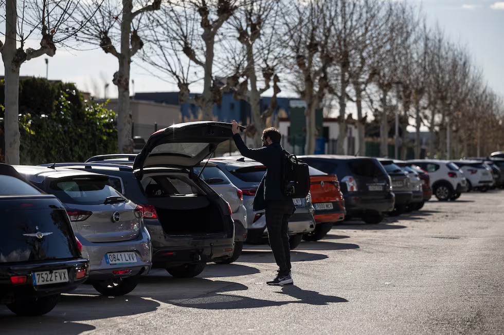 Lee más sobre el artículo Los aparcacoches irregulares proliferan alrededor del aeropuerto de El Prat