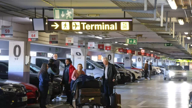 Lee más sobre el artículo El Aeropuerto de Málaga arregla los aparcamientos “de urgencia” por su mal estado