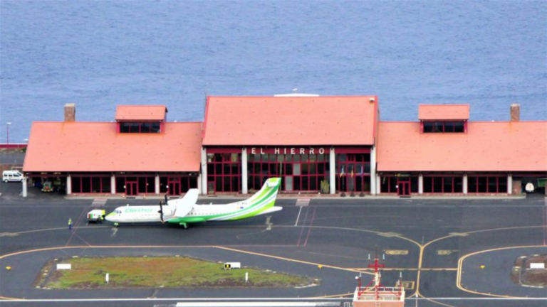 Lee más sobre el artículo Las calles del aeropuerto de El Hierro, colapsadas porque Aena no pone 300 aparcamientos que faltan
