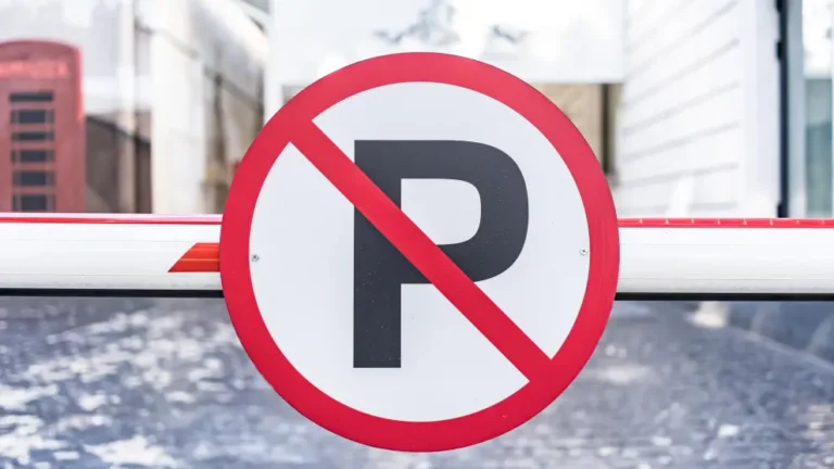 Lee más sobre el artículo ¿Se puede prohibir la entrada de coches eléctricos e híbridos a un parking? Esto dice la ley