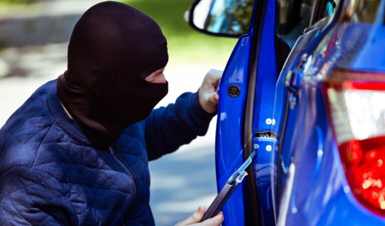 Lee más sobre el artículo El nuevo escenario favorito de los ladrones de coches: hay miles de personas, pero es fácil robar
